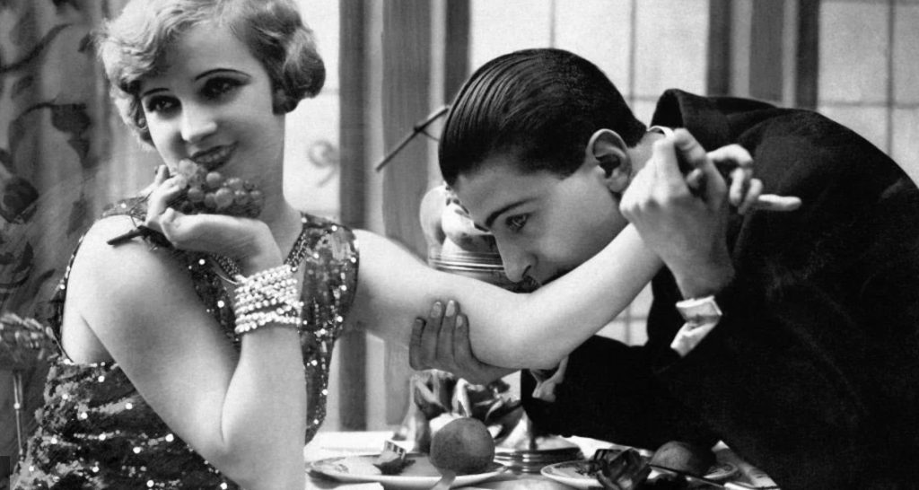 homme embrassant le bras d'une femme