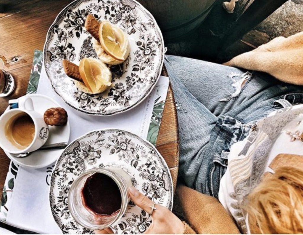 petit déjeuner sur une table au restaurant, Aix en Provence