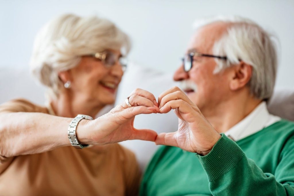 coeur fait par les mains d'un couple de plus de 50 ans heureux après leur rencontre