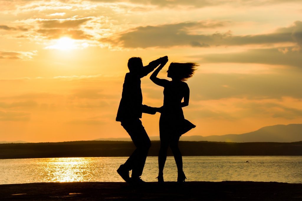 couple dansant au coucher de soleil