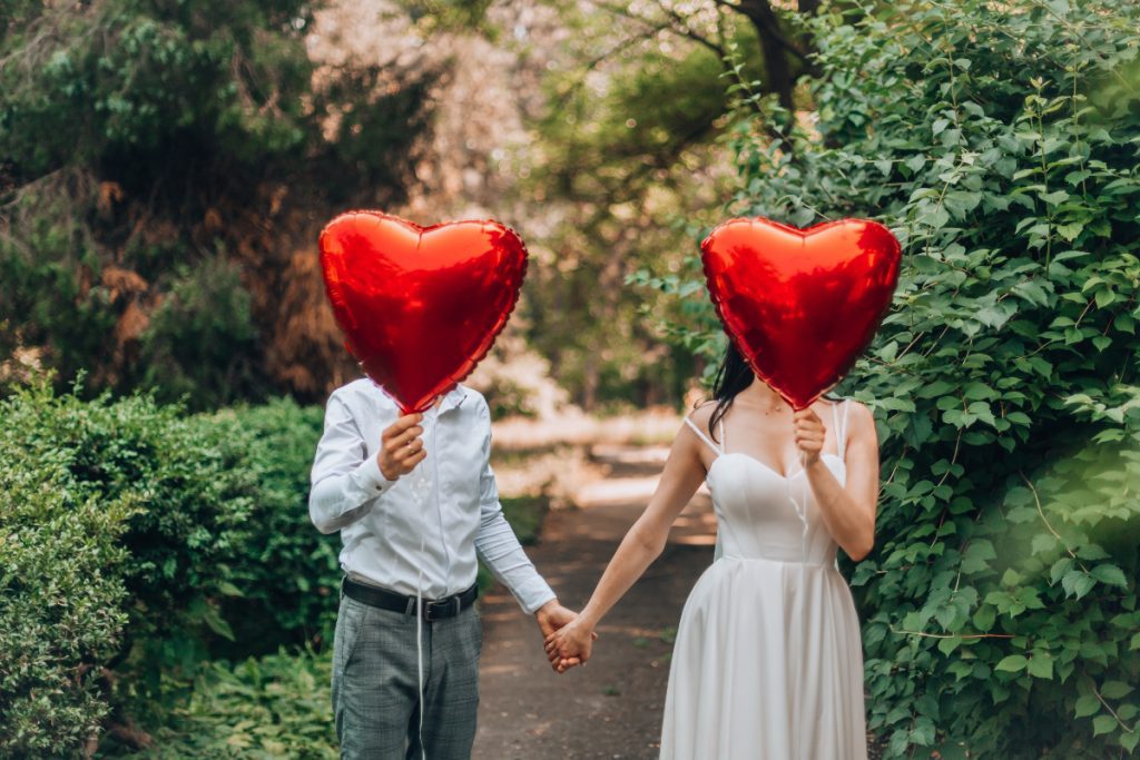 couple tenant chacun un salon en forme de coeur