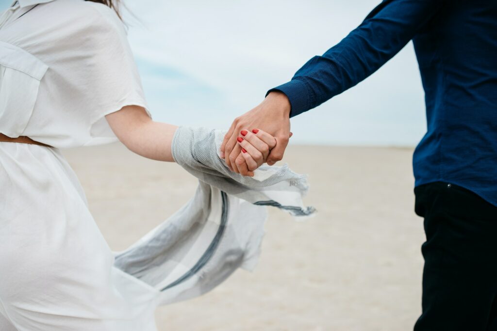 trouver l'amour mains qui se tiennent