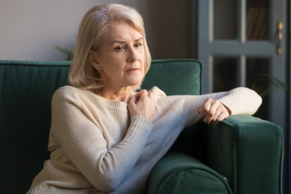 femme sur un canapé qui a peur de rester célibataire