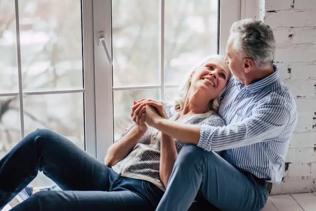 Couple heureux grâce au rôle d'un agent matrimonial