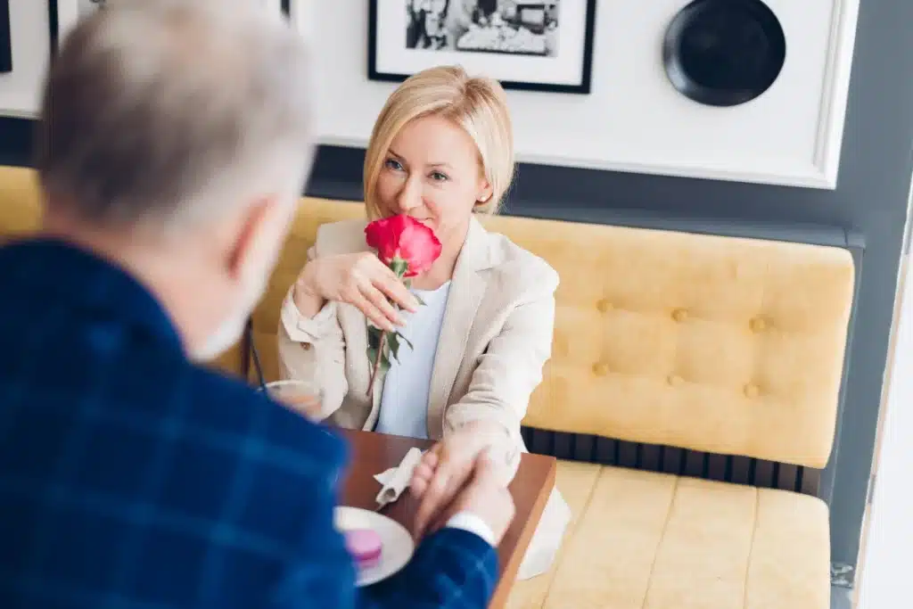 femme avec une rose à la main lors d'un premier rendez-vous