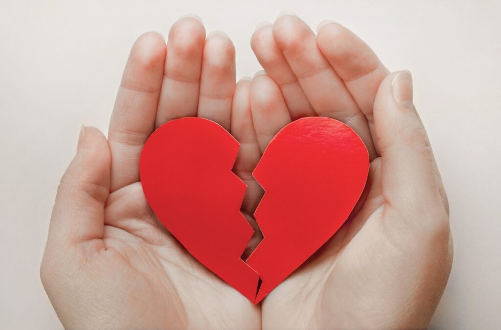 Mains avec coeur brisé pour se remettre d'une rupture