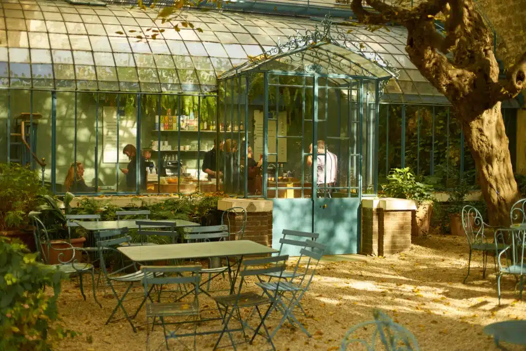 Petit café de rue au musée de la vie romantique à Paris.