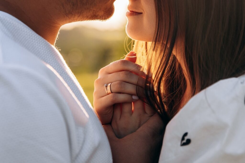 homme et femme se tenant la main pour montrer leur solide relation sentimentale