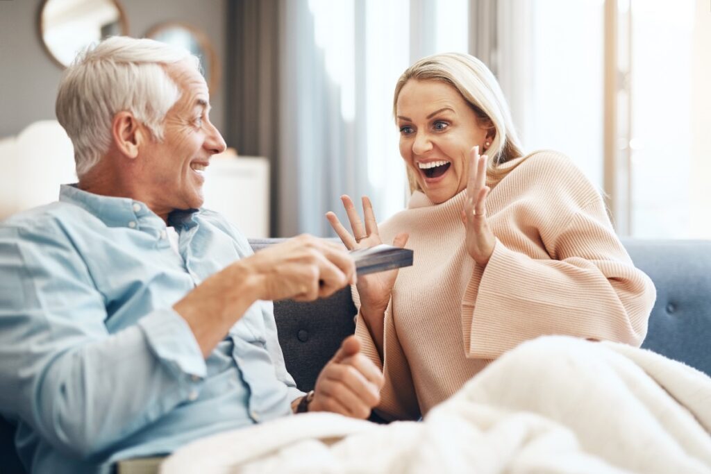 mari qui surprend sa femme avec un geste romantique