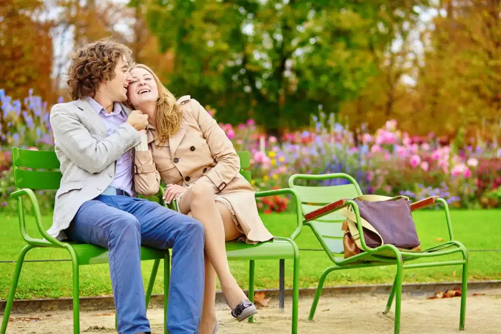 Couple dans un jardin romantique à Paris