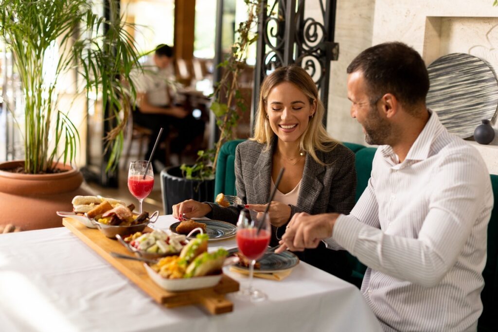 un couple lors d'un brunch romantique à paris