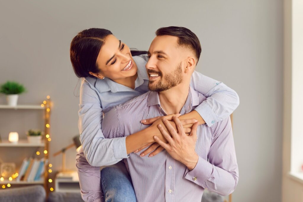 jeune couple heureux se regardant l'un l'autre