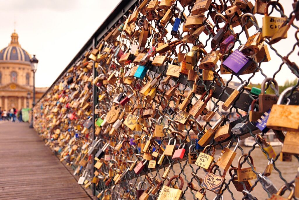 cadenas sur le pont des Arts à Paris