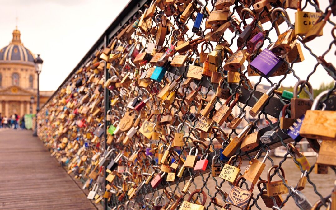 Du pont des Arts au pont des amoureux à Paris, des cadenas aux rubans