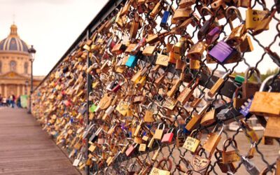 Du pont des Arts au pont des amoureux à Paris, des cadenas aux rubans