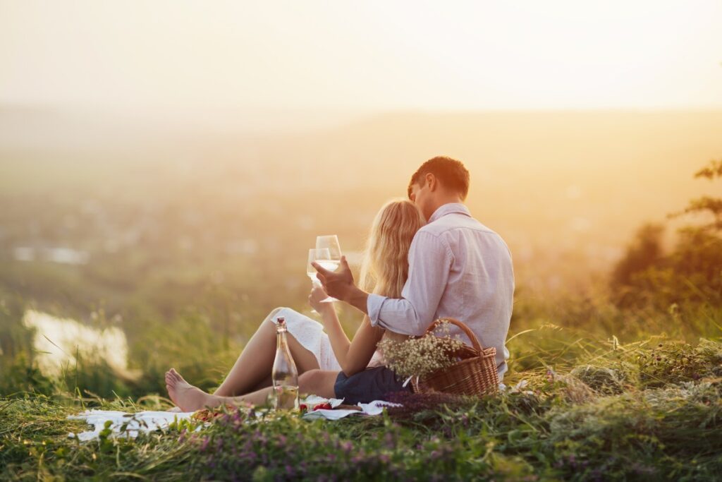 un couple pique-niquant dans un parc
