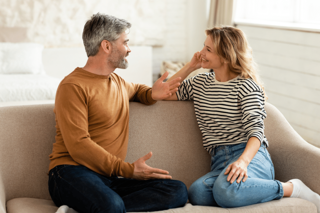 un couple qui échange sur un canapé