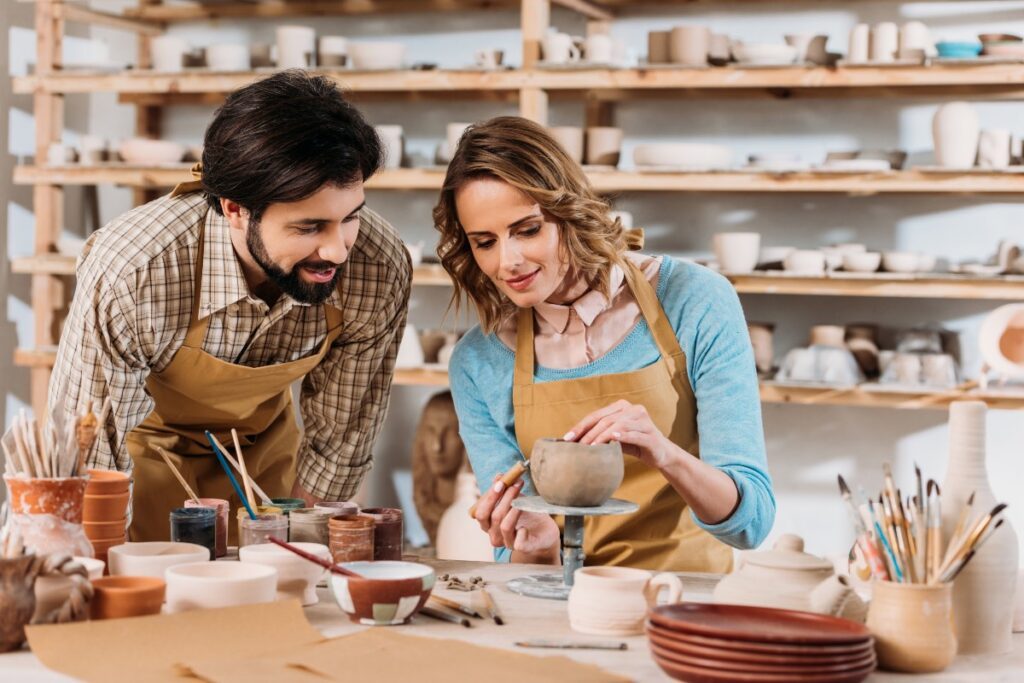 Couple décorant un bol en céramique dans un atelier romantique à Lyon