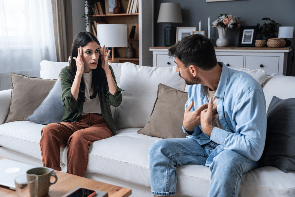 un couple qui se dispute sur un canapé