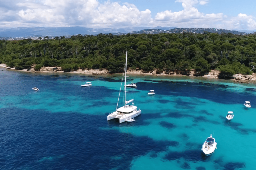 Vue aérienne du Plateu du Milieu et l'île Sainte Marguerite derrière