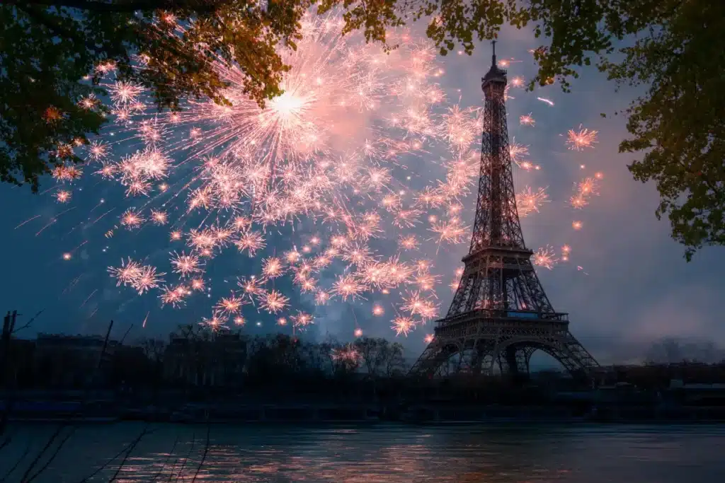 soirée romantique à Paris devant les feux d'artifice de la tour eiffel