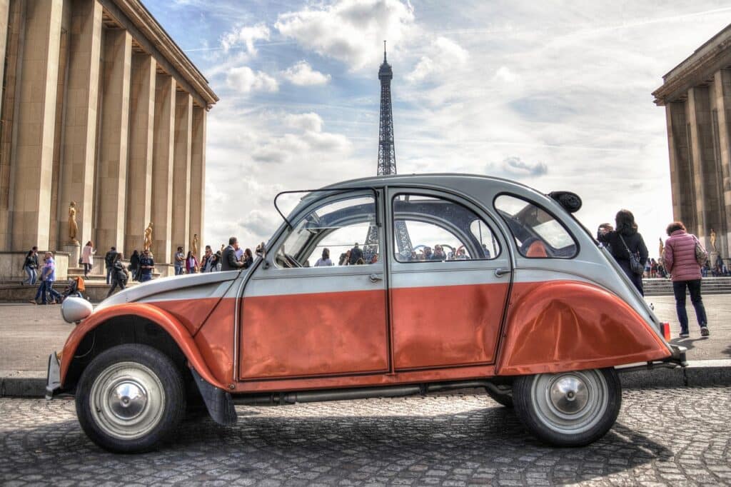 vieille voiture devant trocadéro