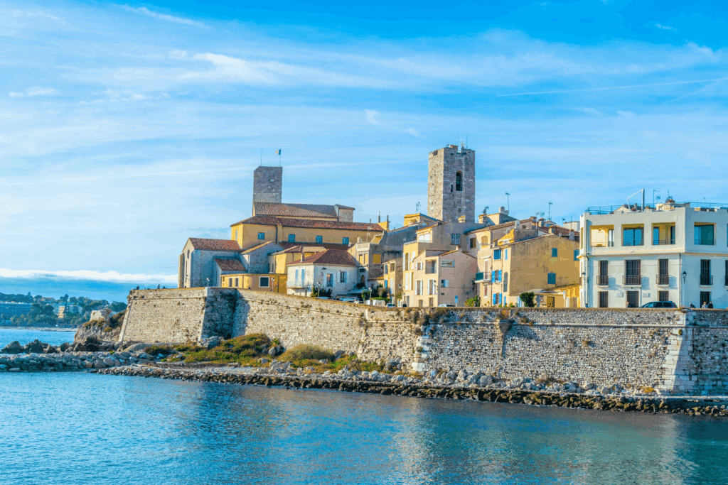 vue d'Antibes depuis la mer