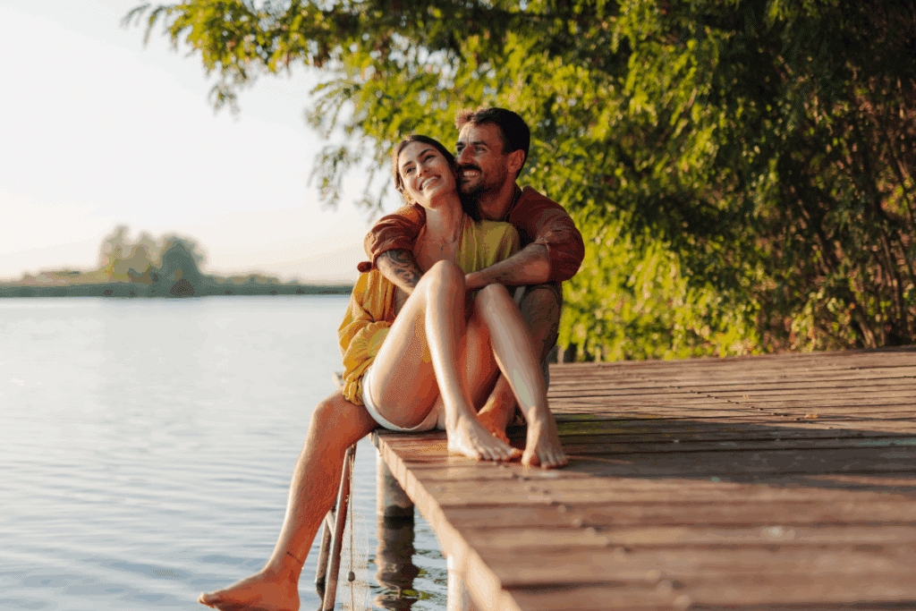 Couple profitant d'un moment romantique sur une jetée en bois près du lac