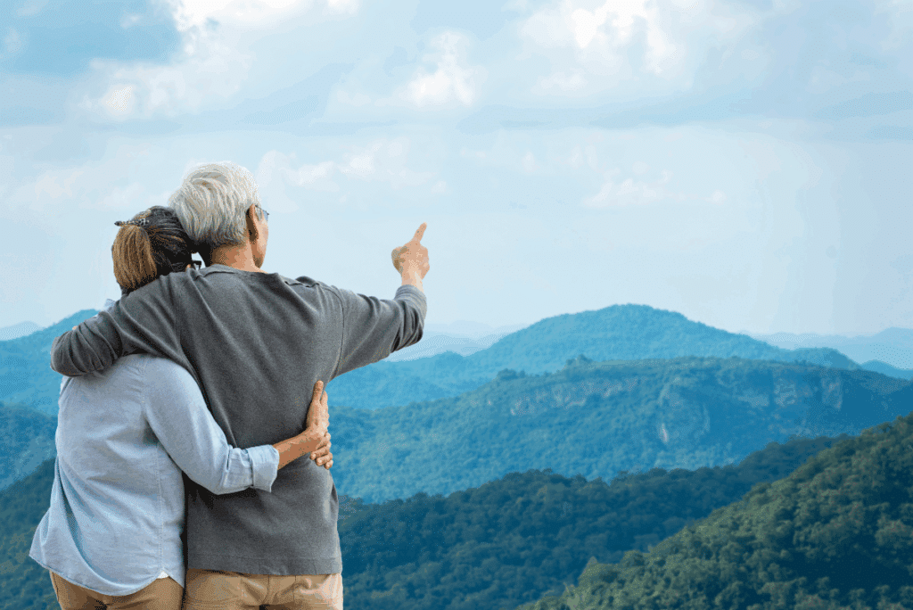 couple de personnes âgées qui regardent la nature montagnarde