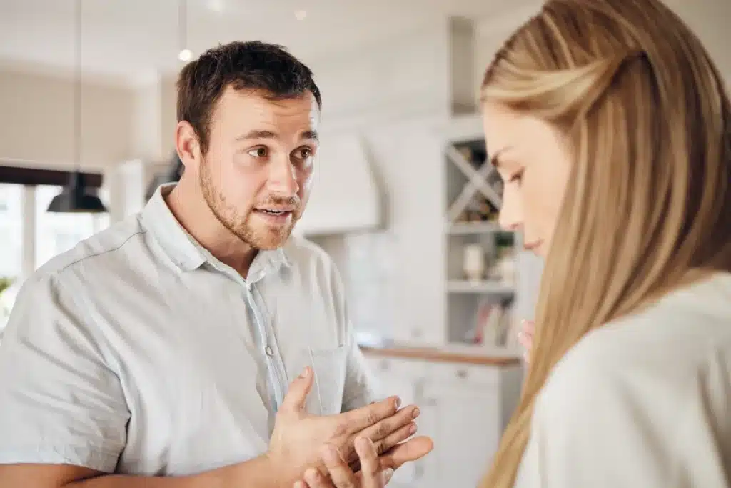 Relation toxique : un homme jouant de son emprise sur sa femme