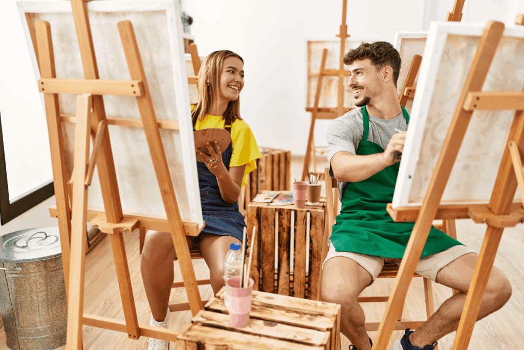 couple qui fait un atelier de peinture à Paris