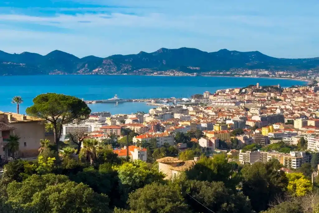 Baie de Cannes, journée ensoleillée.