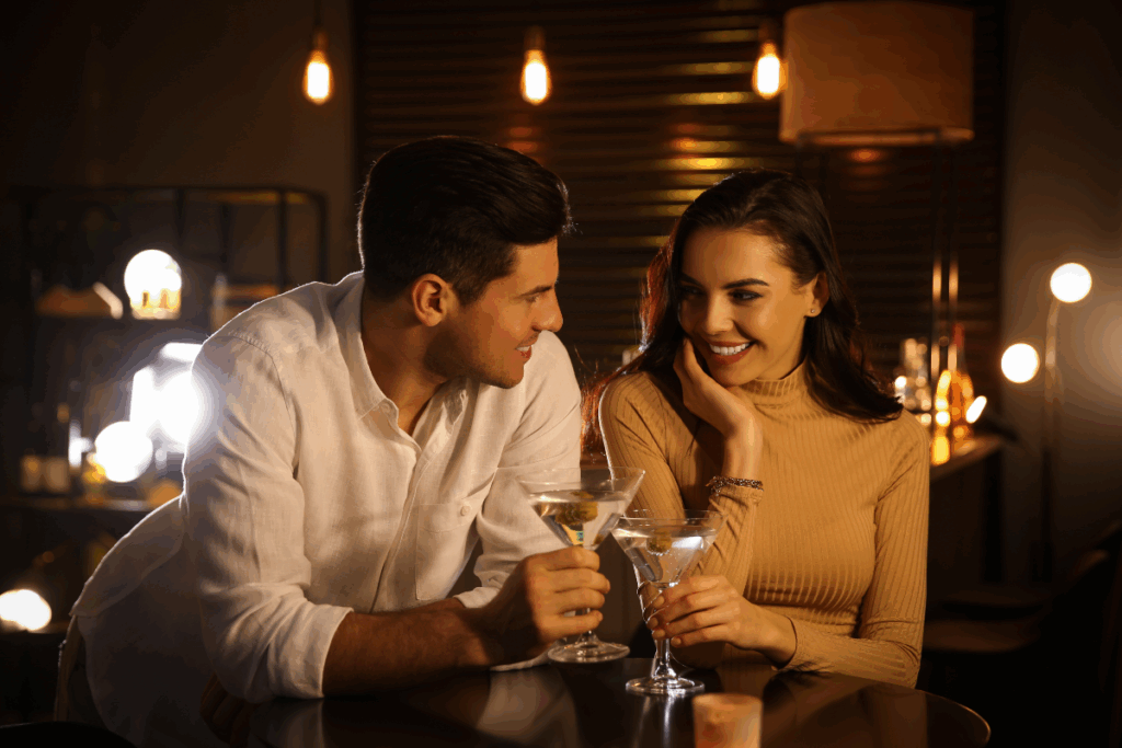 Homme et femme flirtant les uns avec les autres au bar
