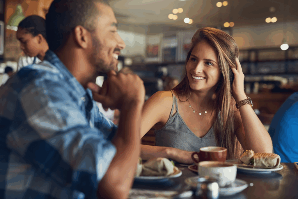 Jeune couple lors d'un rdv dans un café faire des rencontres sans appli