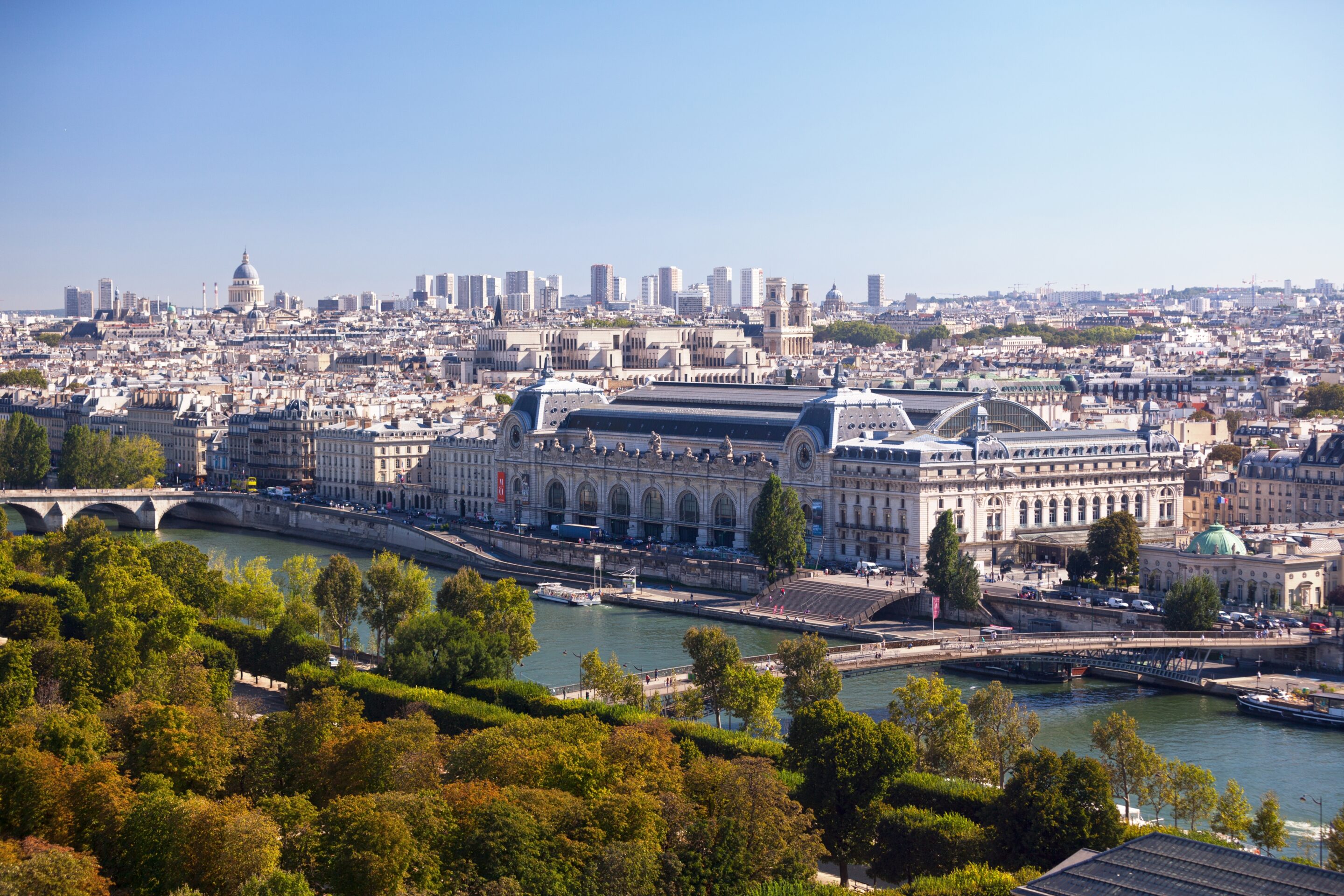 Vue aérienne du musée d'Orsay sur la rive gauche de Paris