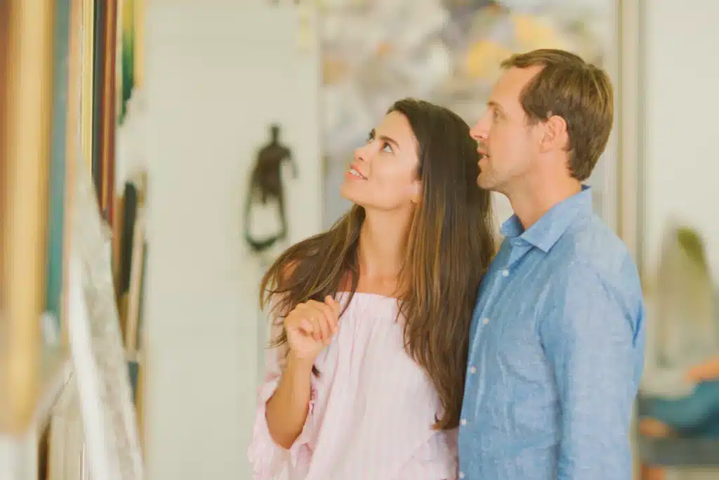 Couple dans un musée admirant une oeuvre.