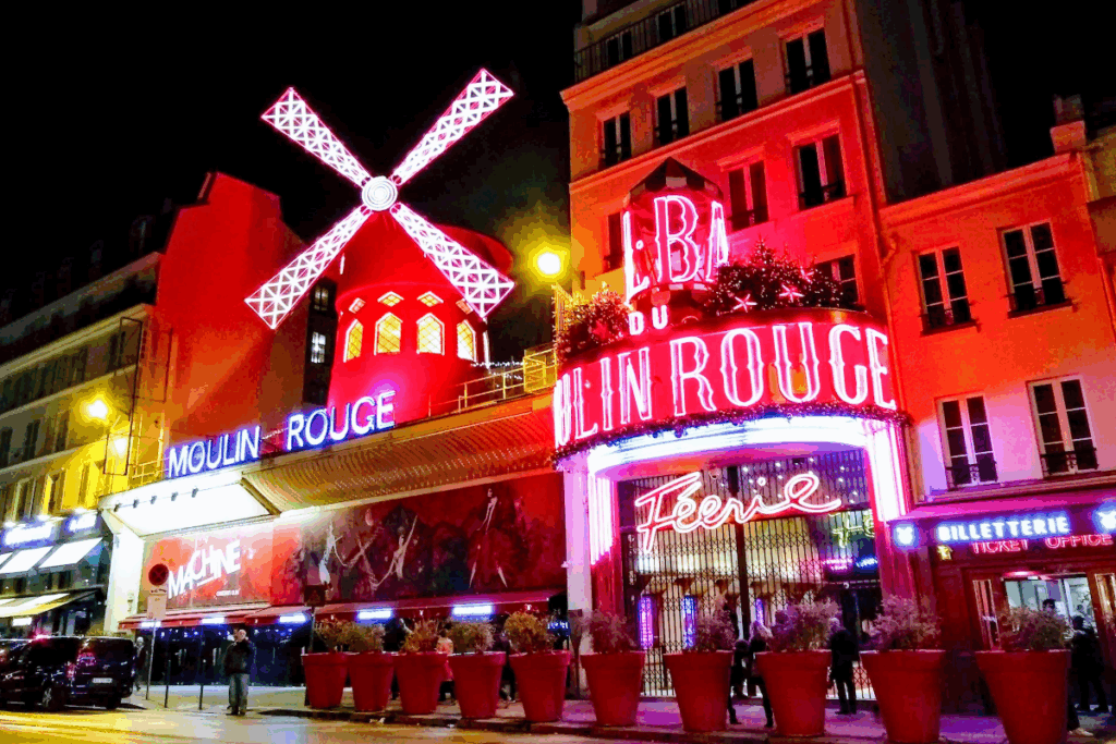 La façade du Moulin Rouge spectacle à Paris