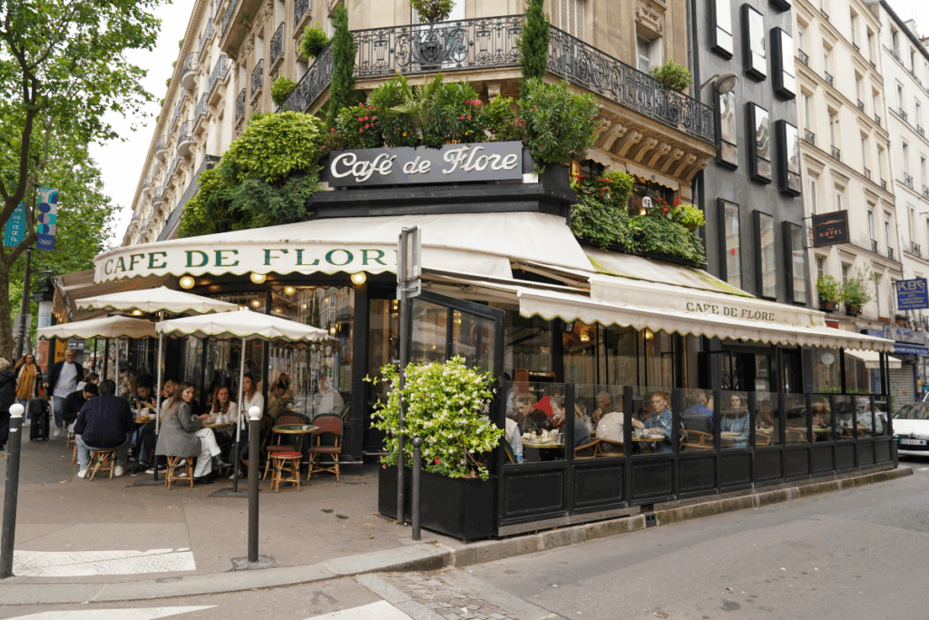 Café de Flore à Saint-Germain-des-Prés à Paris
