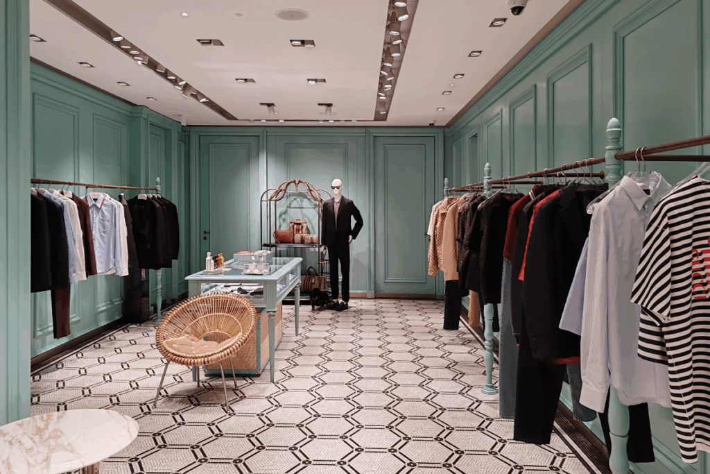 Intérieur de la boutique Gucci pour hommes sur La Croisette