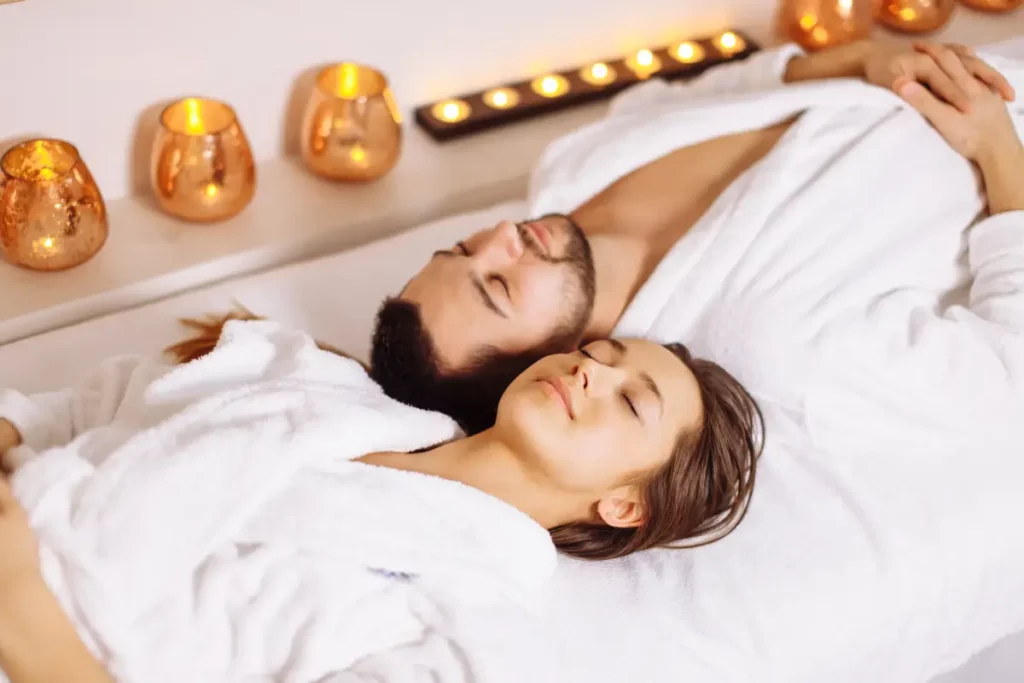 Couple se relaxant sur une table de massage dans un spa romantique à Lyon