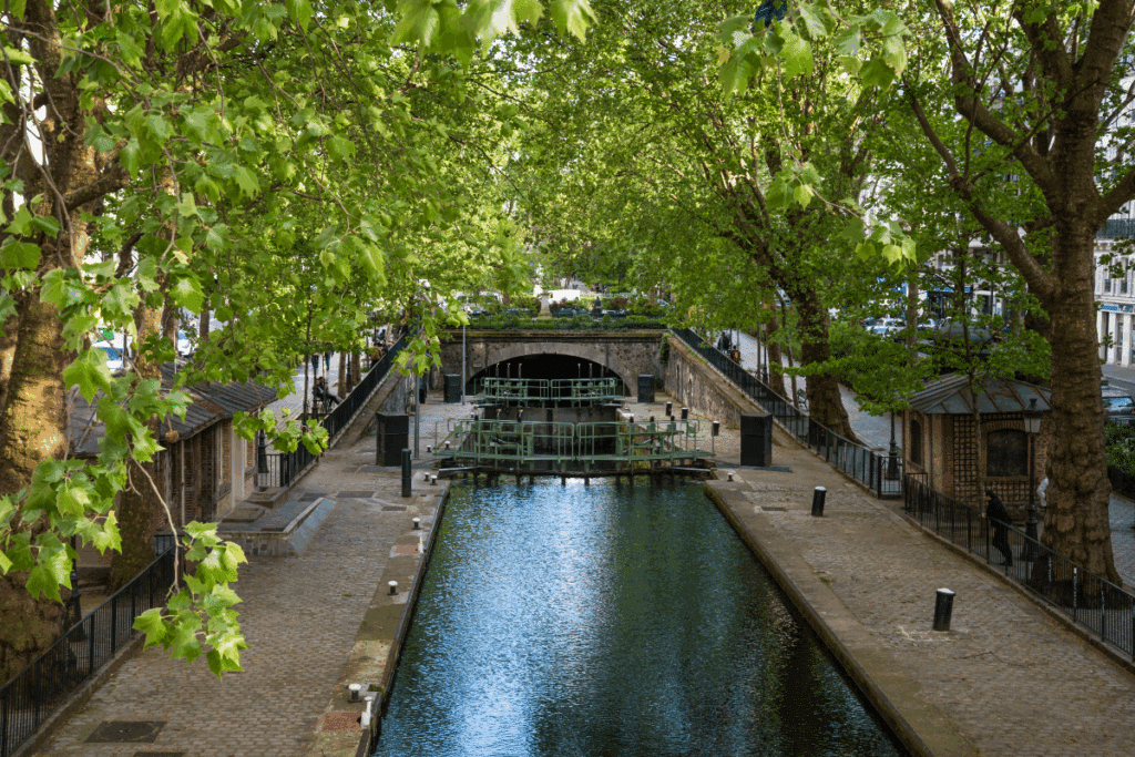 Canal Saint-Martin à Paris en été