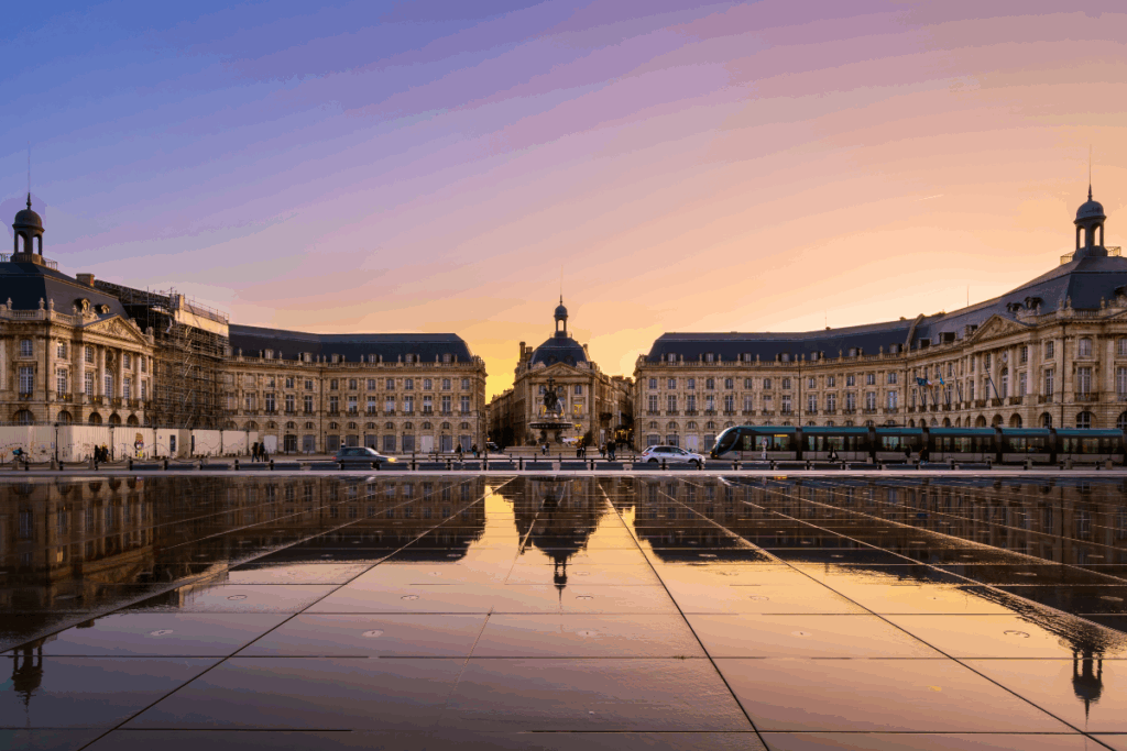 Vue panoramique de la place de la Bourse au coucher du soleil à Bordeaux