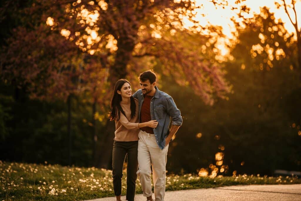 Couple heureux avec la bonne personne