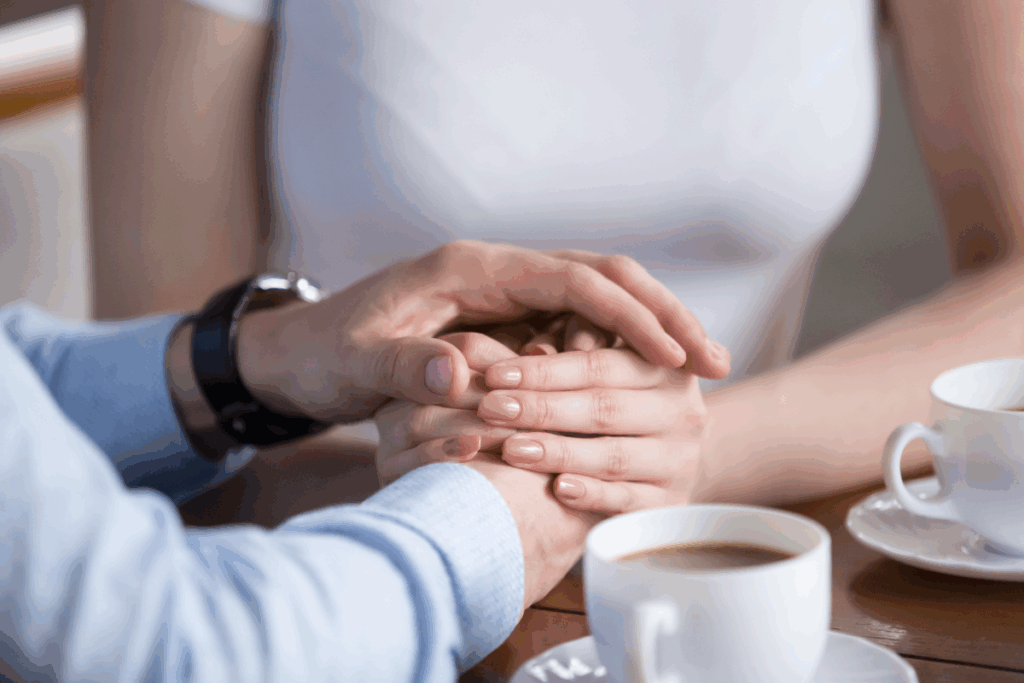 un couple qui se tient la main