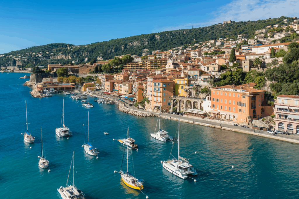 Vue Aérienne de la ville pittoresque de Villefranche-sur-Mer près de Nice