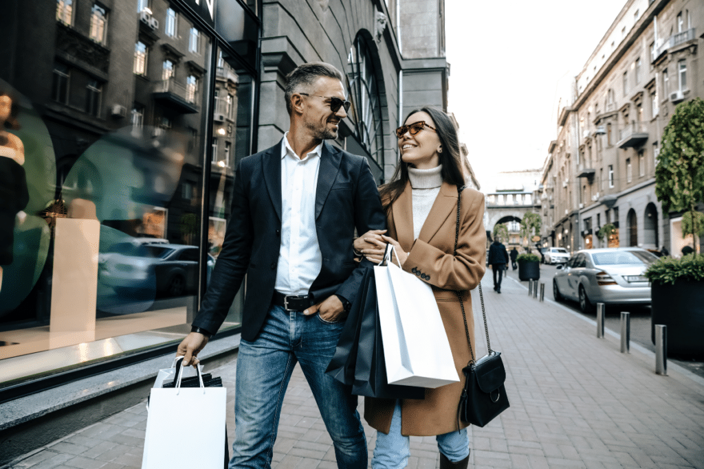 Un couple avec des sacs de courses, profitant d'une sortie shopping à deux