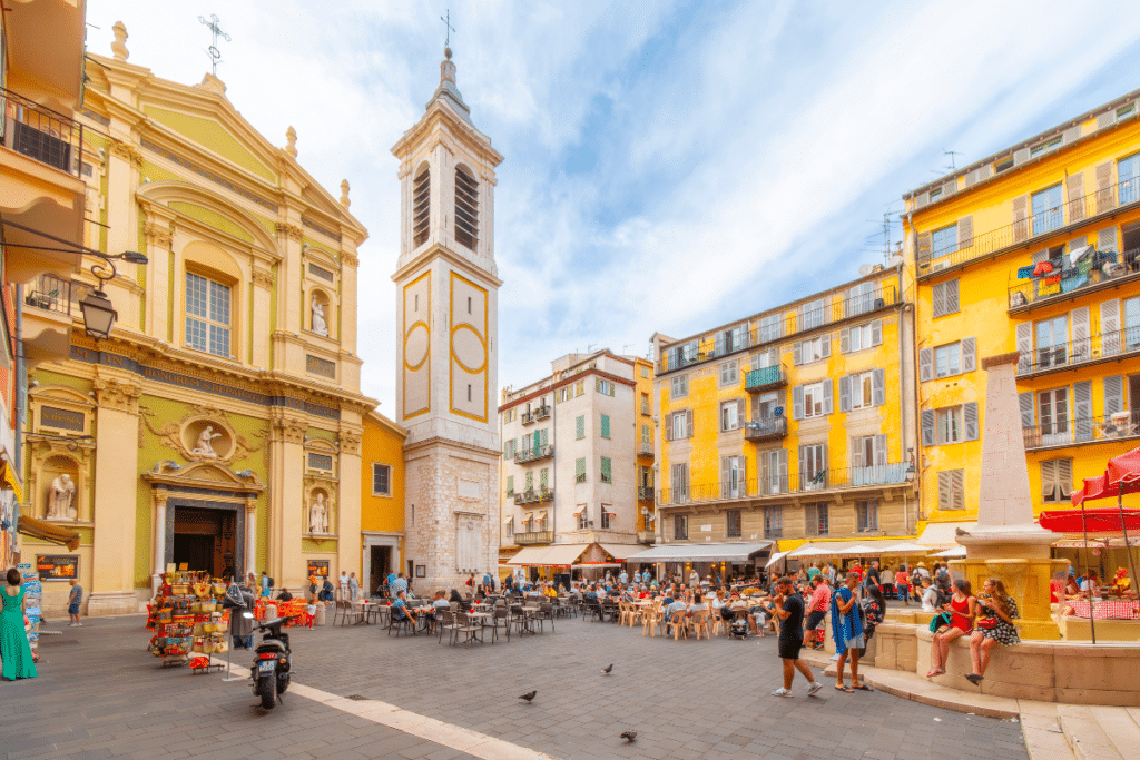 La place Rossetti entourée de boutiques, de cafés et de la cathédrale de Nice, dans la vieille ville de Nice