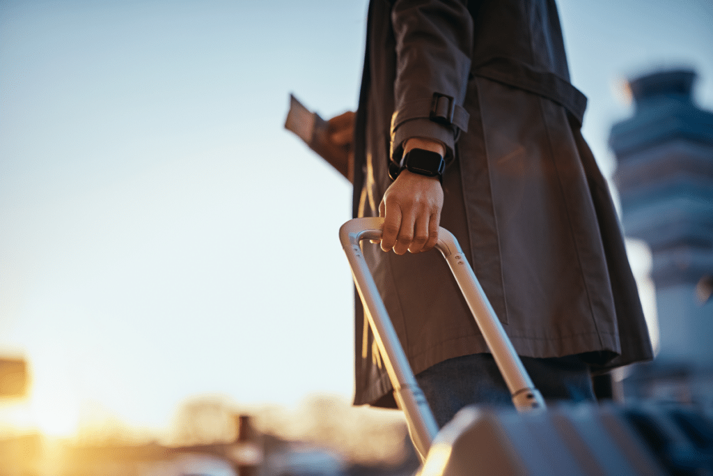 Gros plan sur une femme avec un sac de voyage à l'aéroport au coucher du soleil