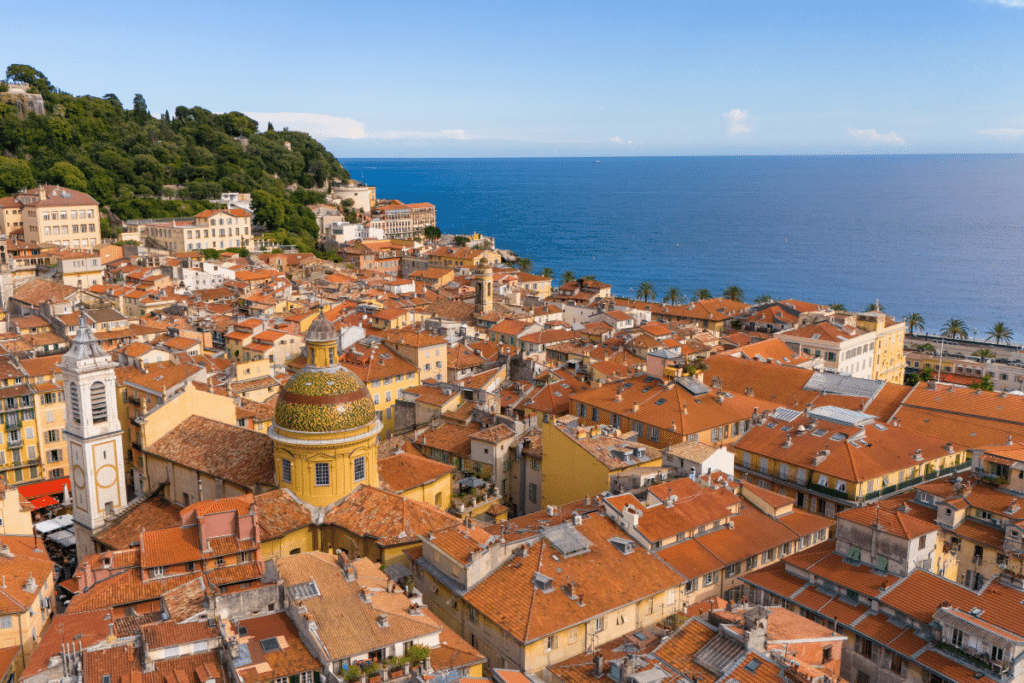 Vue Aérienne de Nice, France, présentant des toits en terre cuite et la mer en arrière-plan
