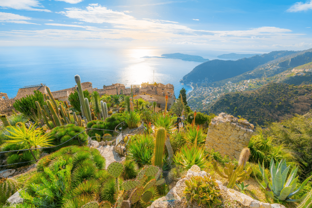 Jardin méditerranéenn au-dessus du village médiéval d'Eze, France, avec la mer Méditerranée au loin